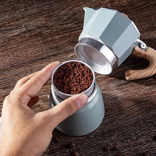 Ergonomischer Perkolator Kaffeekocher aus Aluminium für einfachen Espresso; kompakt & reisefreundlich.