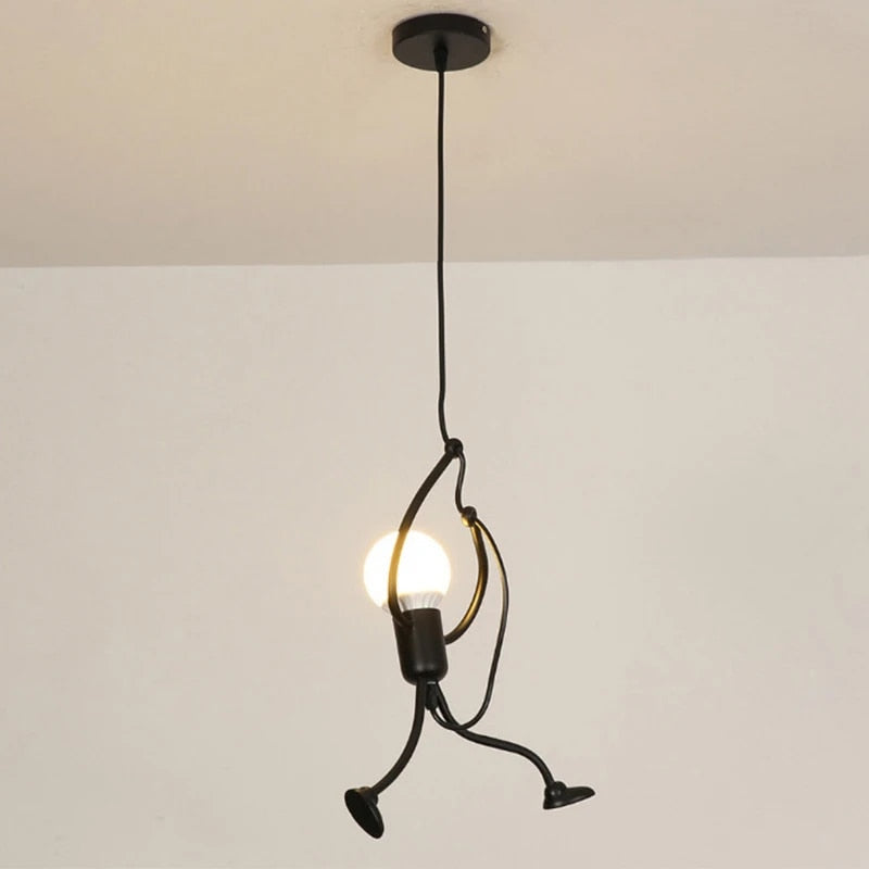 Retro-Hängelampe 'Kleine-Mann' mit verspieltem Puppendesign. Ideale Deckenleuchte für Kinderzimmer & Wohnzimmer.