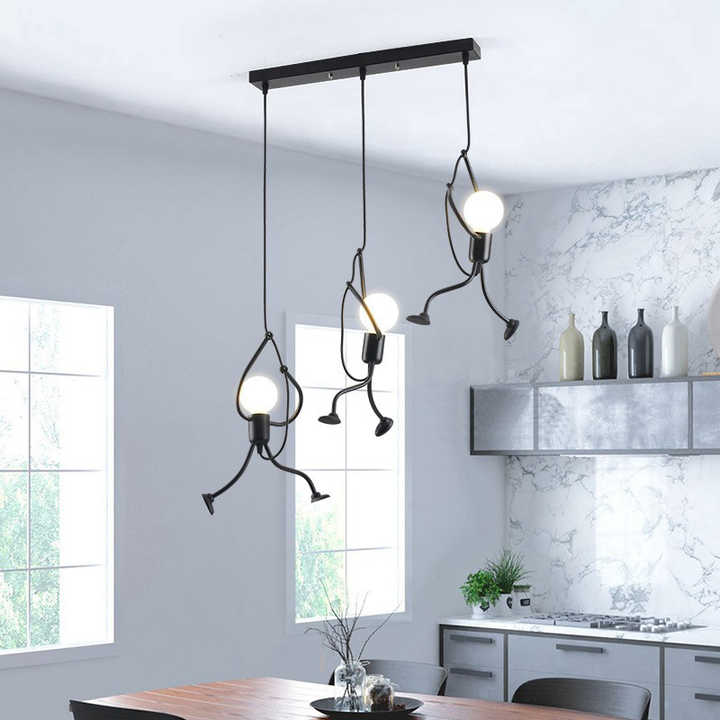 Stilvolle Retro-Wohnzimmerlampe 'Kleine-Mann'. Eine verspielte Deckenleuchte mit charaktervollem Puppen-Look.