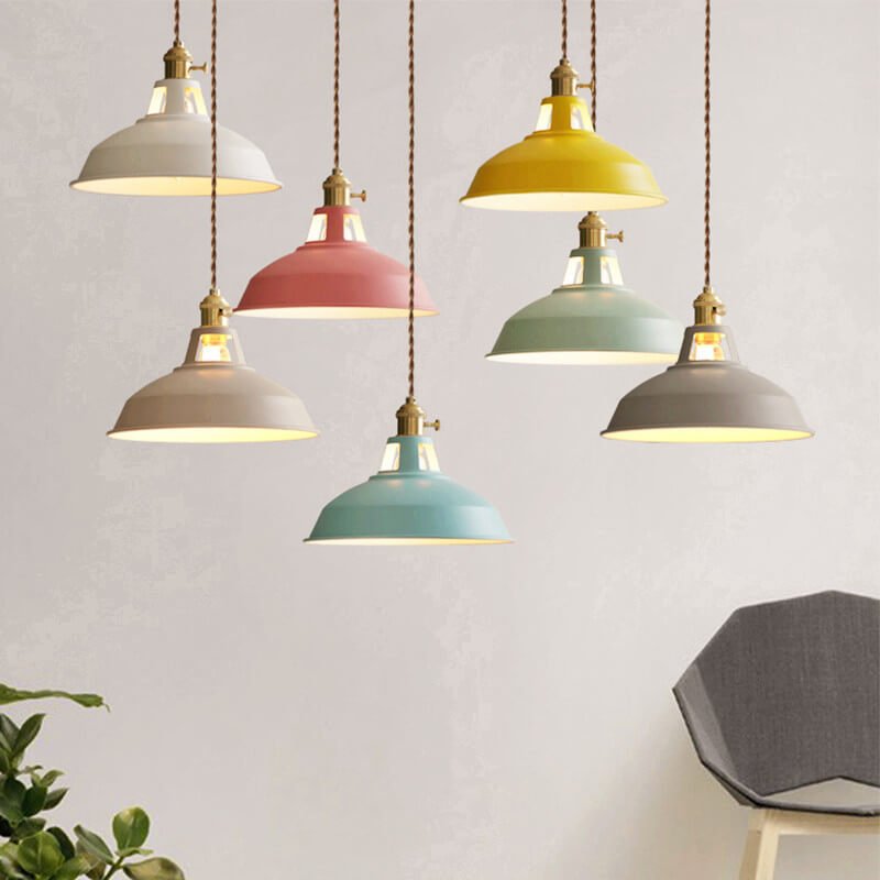 Vintage Hängelampe mit farbigem Stahlschirm, perfekt für ein Retro-Esszimmer-Design.