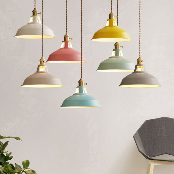 Vintage Hängelampe mit farbigem Stahlschirm, perfekt für ein Retro-Esszimmer-Design.