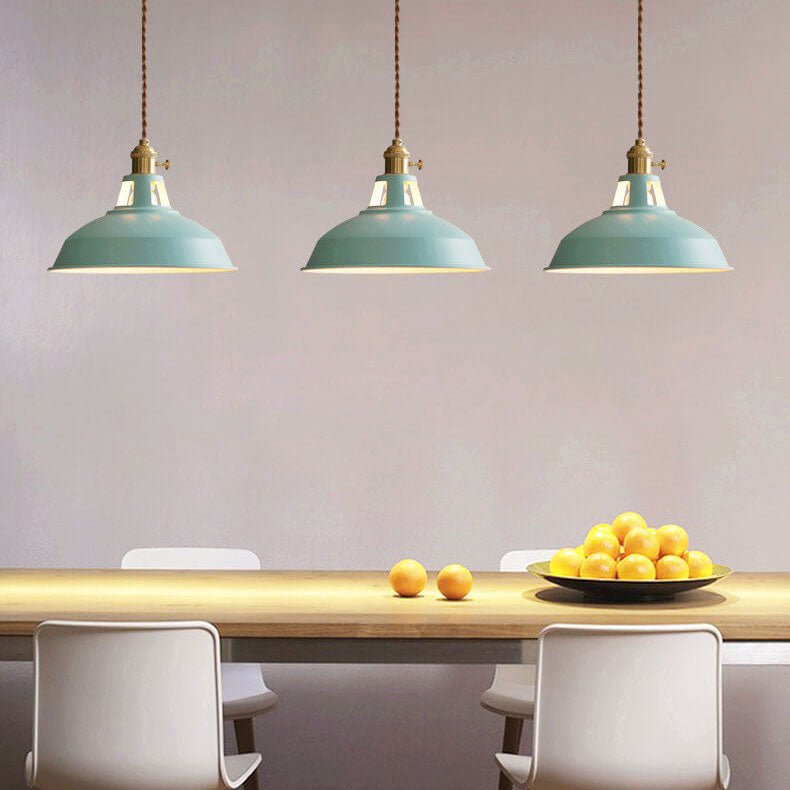 Farbig beschichtete Retro Pendelleuchte, Hängelampe im Industrie-Look für Esszimmer.