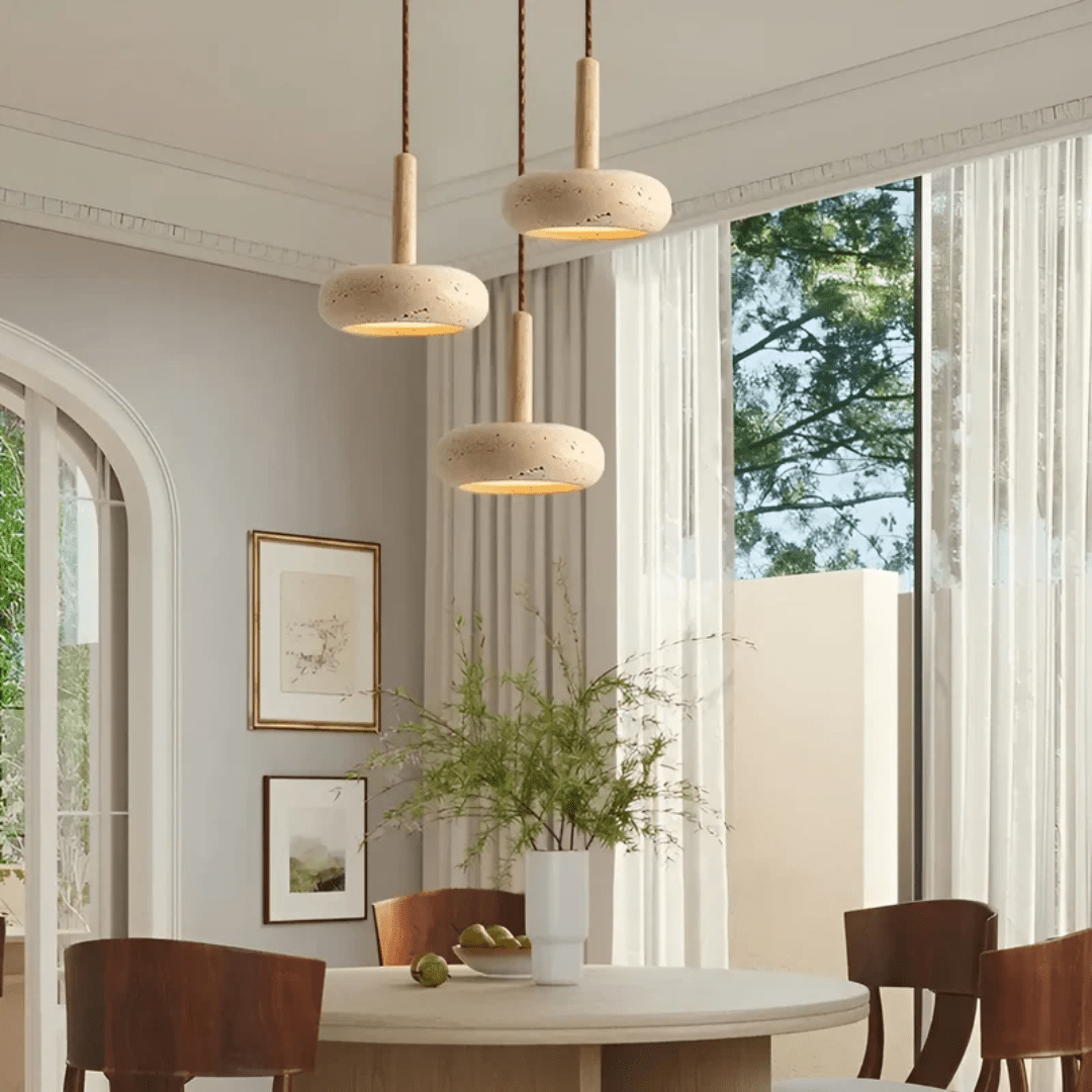 Japanisches Design LED-Deckenleuchte aus Holz und Stein. Schafft warmes Licht im Wohnbereich.