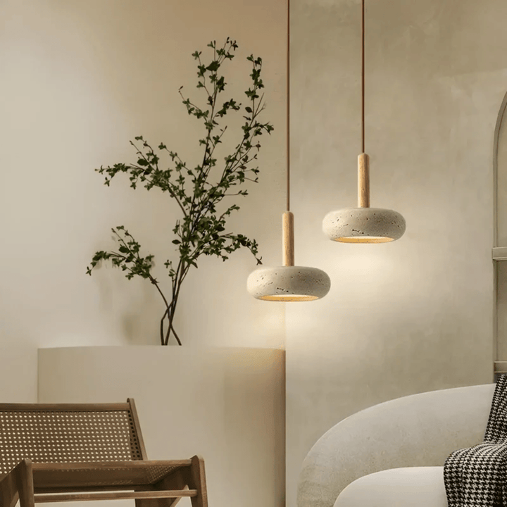 Gemütliche LED-Deckenleuchte aus Holz im Retro-Stil. Schafft warmes Ambiente in Wohn- und Essbereich.