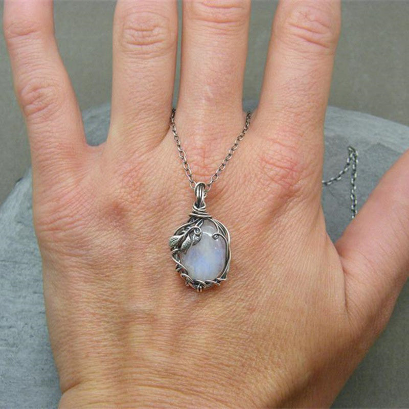 Edle Retro Mondstein Halskette für Damen, ideales Geschenk, eleganter Vintageschmuck mit Edelstein.