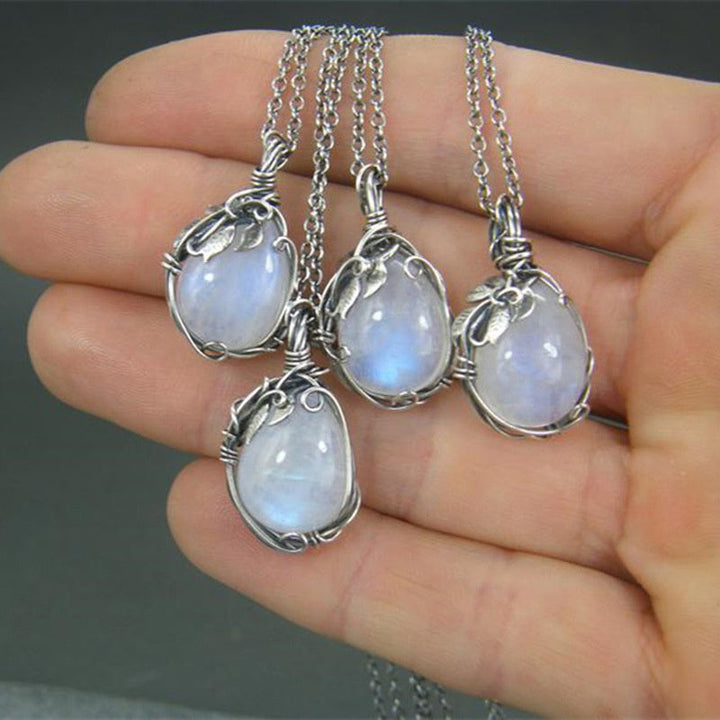 Elegante Retro Damenhalskette mit glänzendem Mondstein-Edelstein, zeitloser Vintage-Schmuck.