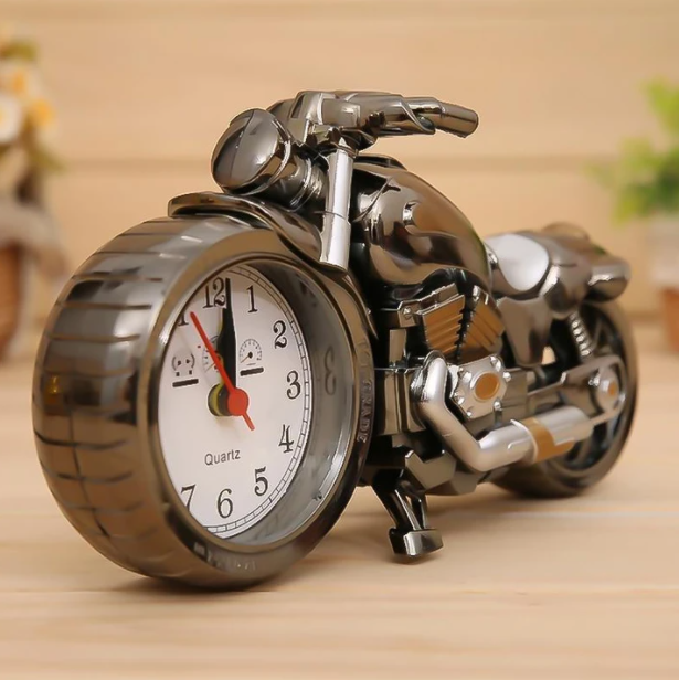 Vintage Motorrad-Tischuhr, silber, ideal als Retro Wecker & Deko für Nachttisch oder Büroschreibtisch.