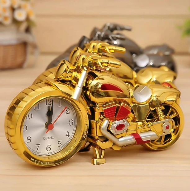 Eleganter Deko Motorrad-Wecker in Silber/Gold, Vintage-Stil. Eine coole Retro-Uhr für Ihr Zuhause & Büro.