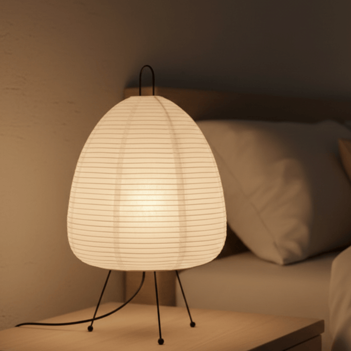 Retro Reispapier Tischleuchte mit sanftem Licht, ideal für Wohn- und Schlafzimmer Ambiente.