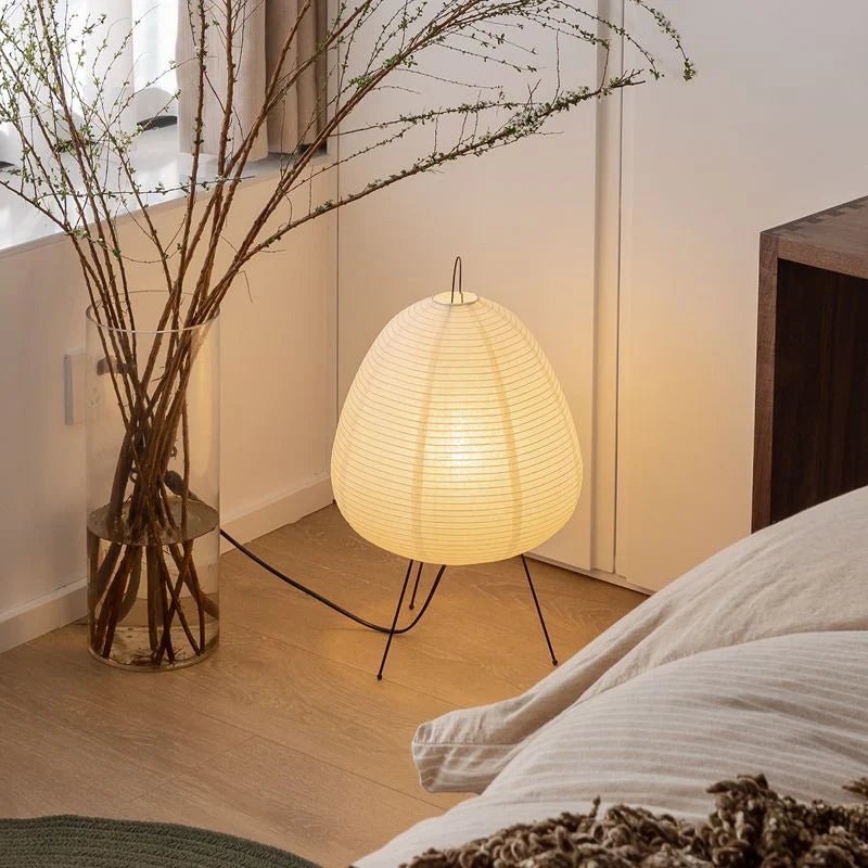 Elegante Reispapierlampe im Retro-Design, eine stilvolle Tischleuchte für gemütliche Atmosphäre.