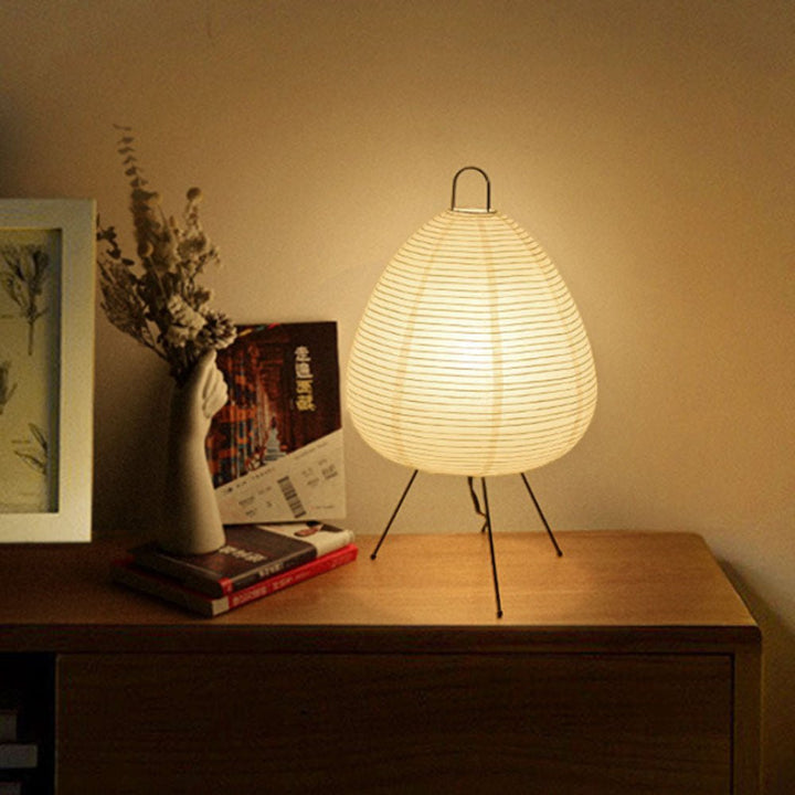 Stimmungsvolle Retrolampe aus Reispapier für sanfte Ambientebeleuchtung im Wohnzimmer.