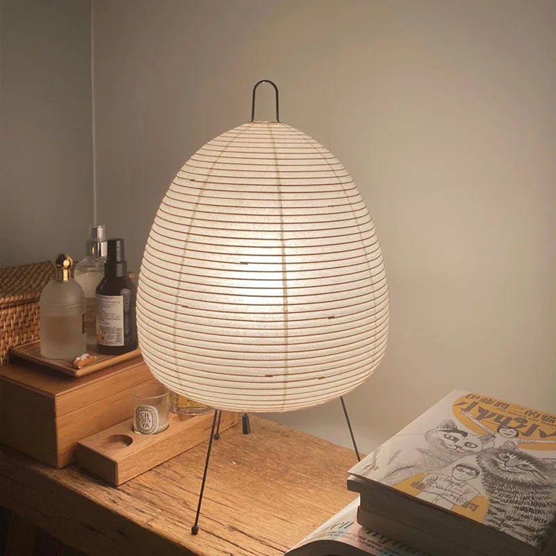 Gemütliche Reispapier Tischleuchte, perfekt als Leselampe oder für stimmungsvolles Licht im Schlafzimmer.