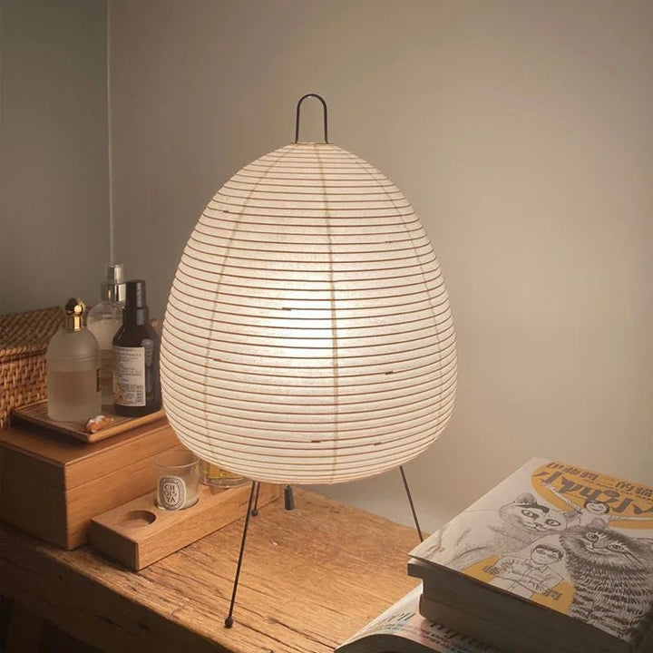 Gemütliche Reispapier Tischleuchte, perfekt als Leselampe oder für stimmungsvolles Licht im Schlafzimmer.