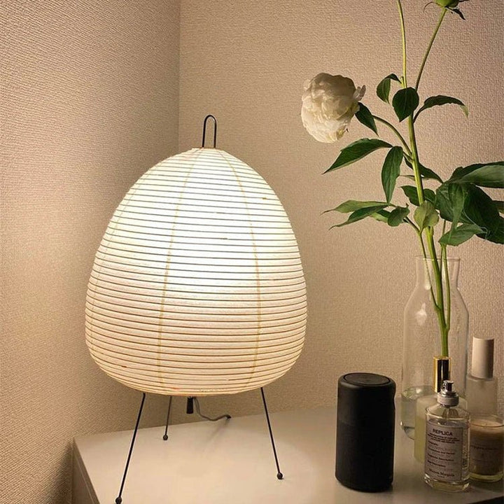 Weiße Retro Reispapier Tischlampe, spendet warmes Licht und schafft eine einladende Innenbeleuchtung.