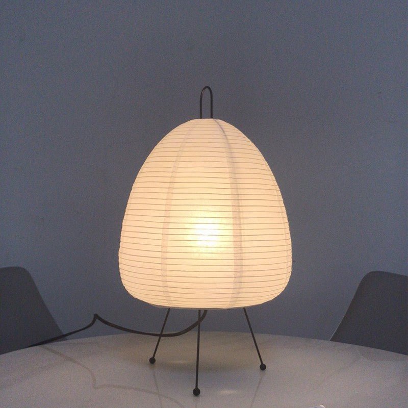 Dekorative Papierlampe im Retro-Stil, als Tischleuchte ein Highlight für jedes gemütliche Zimmer.