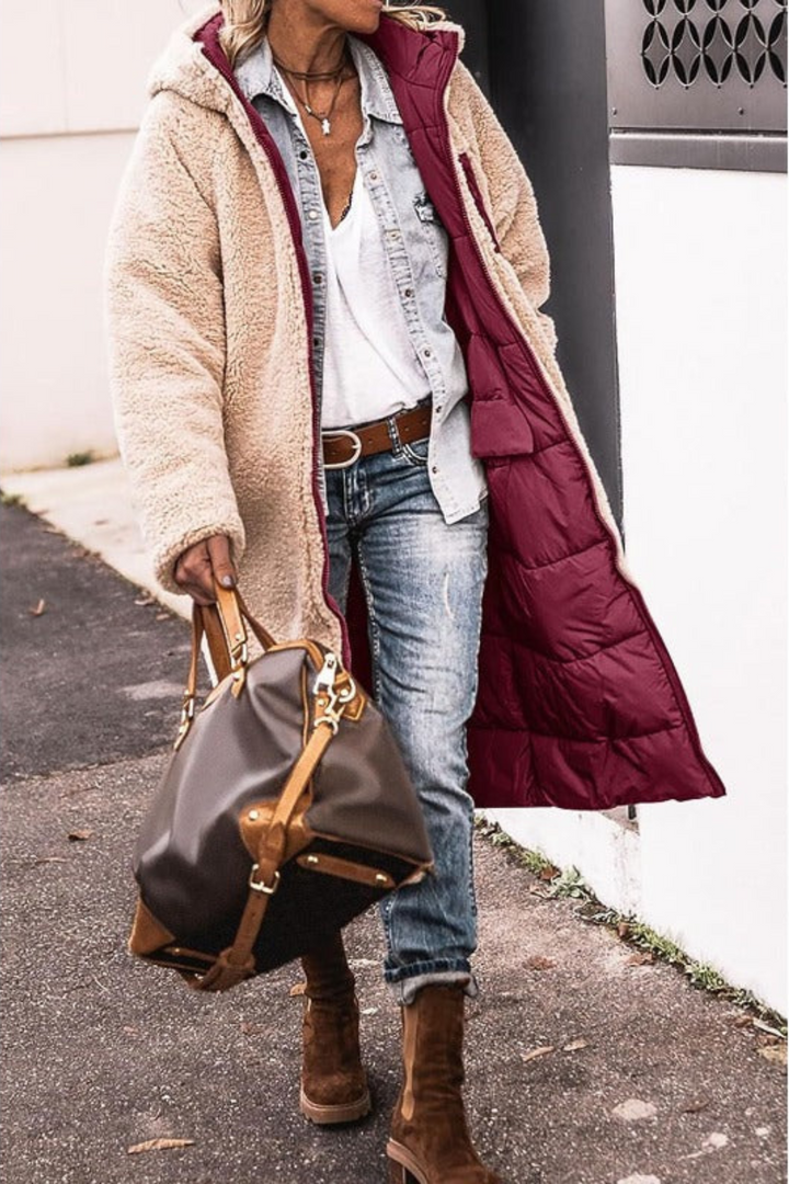 Lange, voluminöse Damen Winterjacke, reversibel, bietet optimalen Wärmeschutz & modernen Stil.