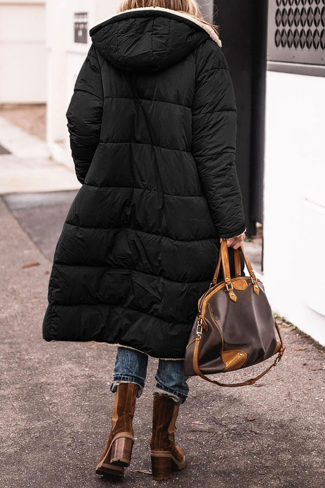 Vielseitige Outdoor-Winterjacke für Damen, wendbar, wasserabweisend, schützt bei Wind & Wetter.