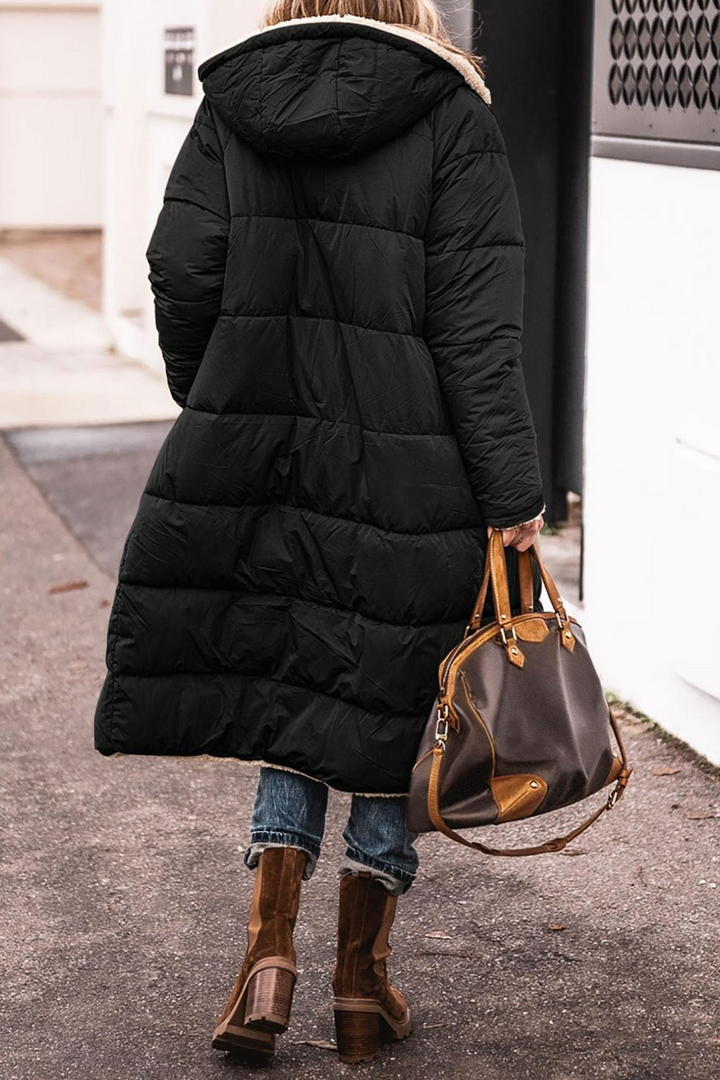Vielseitige Outdoor-Winterjacke für Damen, wendbar, wasserabweisend, schützt bei Wind & Wetter.