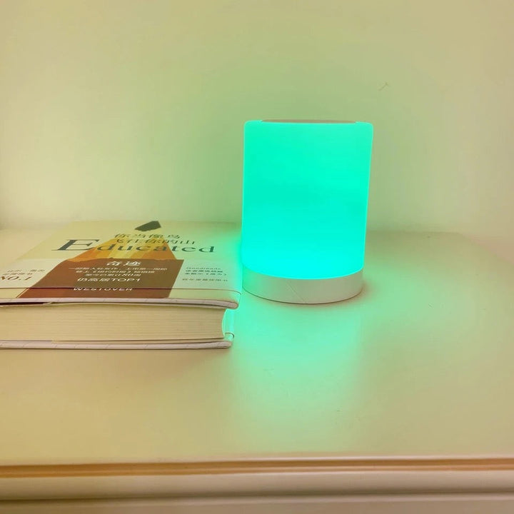 Moderne RGB LED Nachttischlampe, dimmbar und kabellos, mit Touch-Funktion für individuelles Stimmungslicht.