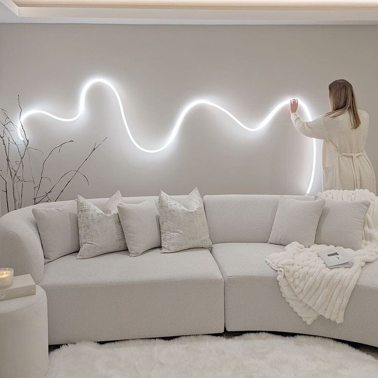 RGB Neon LED Streifen mit Musiksynchronisation. Flexible smarte Beleuchtung für drinnen & draußen, per App steuerbar.