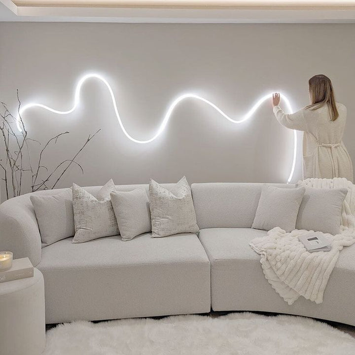RGB Neon LED Streifen mit Musiksynchronisation. Flexible smarte Beleuchtung für drinnen & draußen, per App steuerbar.