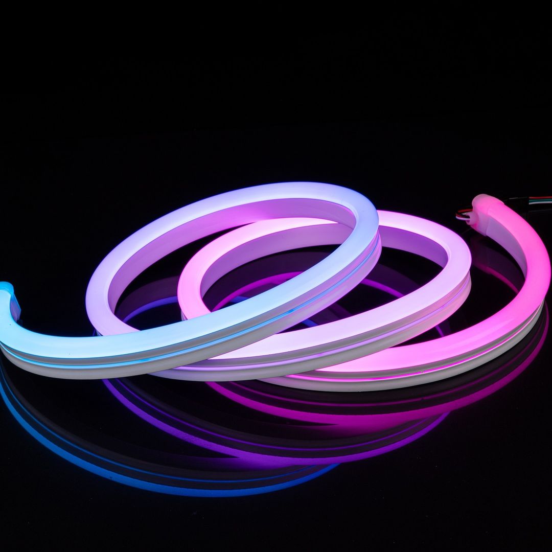 Hochwertiger RGB Neon LED Streifen, intelligent & flexibel. Erzeugt mit Musiksynchronisation einzigartige Lichteffekte.