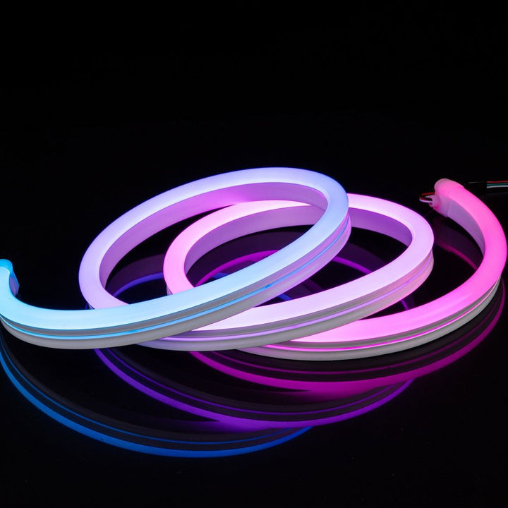 Hochwertiger RGB Neon LED Streifen, intelligent & flexibel. Erzeugt mit Musiksynchronisation einzigartige Lichteffekte.