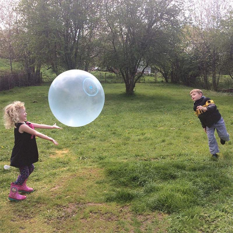 Förderung von Bewegung und Spielspaß: Aufblasbarer Bubble Ball für Kinder und Familie als Outdoor-Highlight.