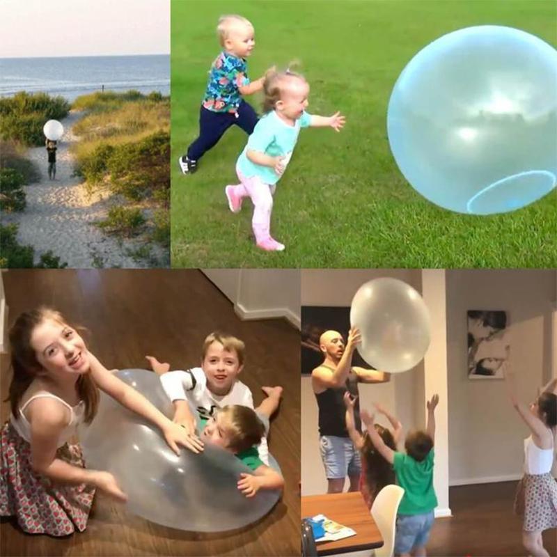 Familie genießt den riesigen Bubble Ball beim Sommerspaß im Garten. Robustes Outdoor-Spielzeug.