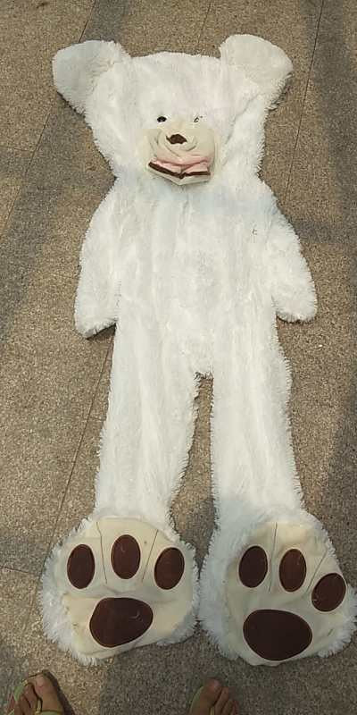 Weicher, riesiger XXL Plüsch-Teddybär, das perfekte Kuscheltier zum Umarmen und Liebhaben.