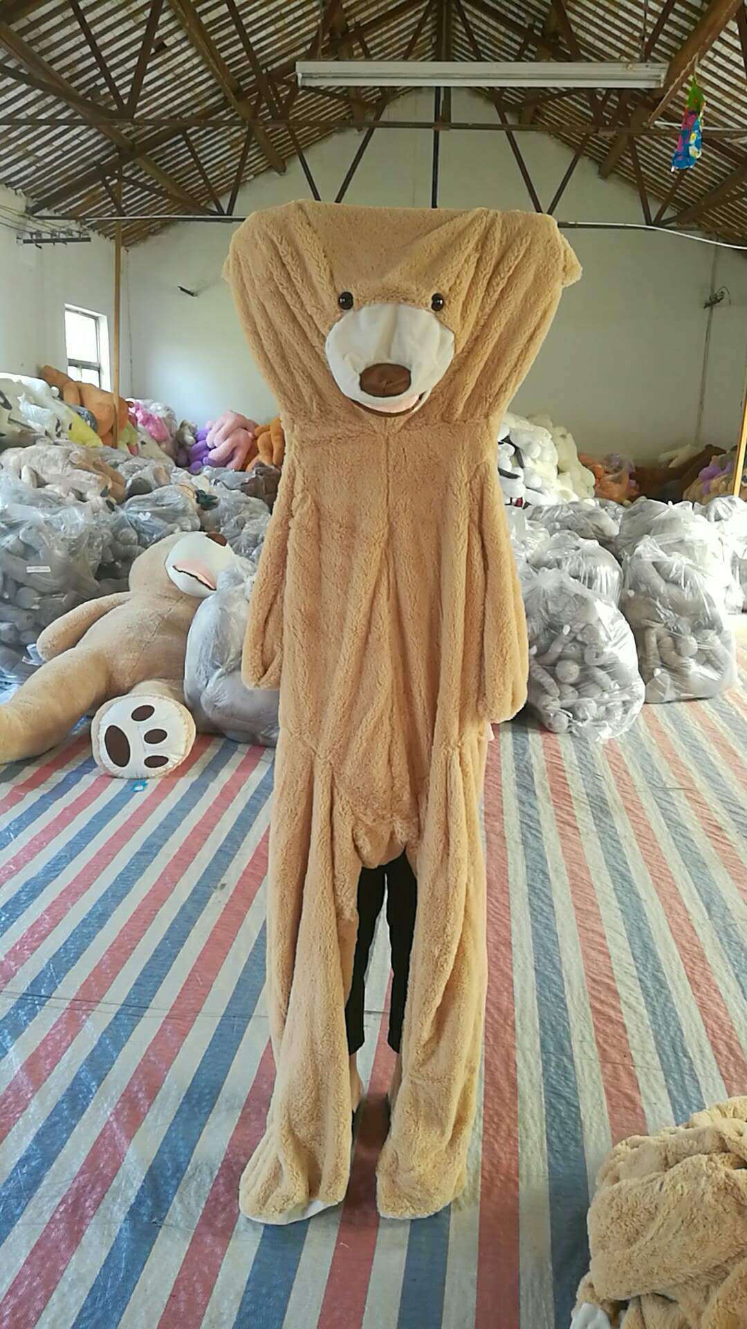 Riesiges Kuscheltier als Geschenk: XXL Plüschbär, ein gemütlicher Teddy für alle Anlässe.
