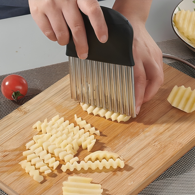 Wellenhobel schneidet Kartoffeln in dekorative Wellenform. Ideal für Pommes & Beilagen. Ihr Gemüsehobel.