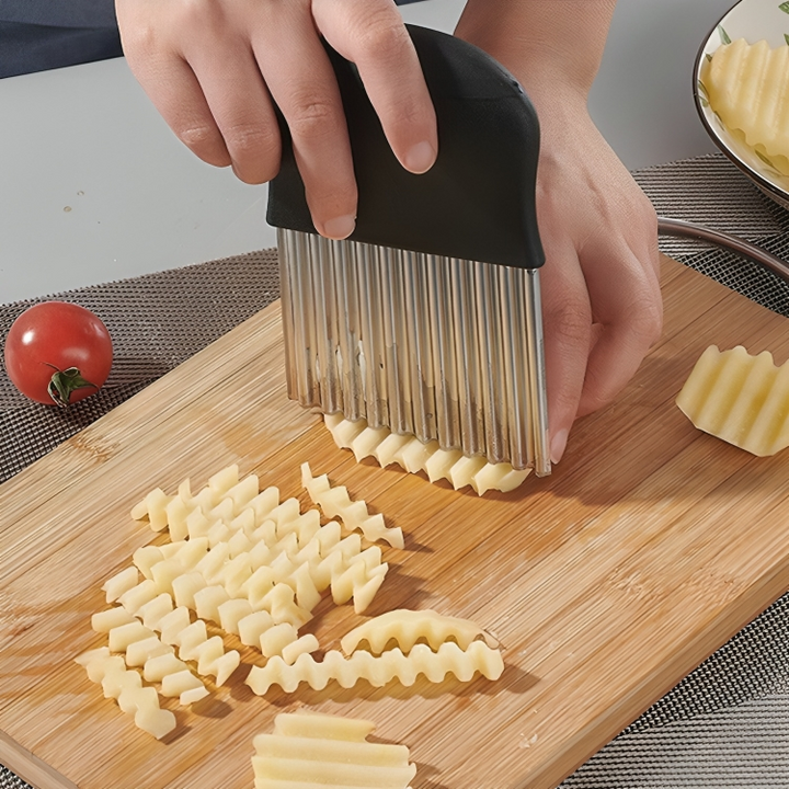 Wellenhobel schneidet Kartoffeln in dekorative Wellenform. Ideal für Pommes & Beilagen. Ihr Gemüsehobel.