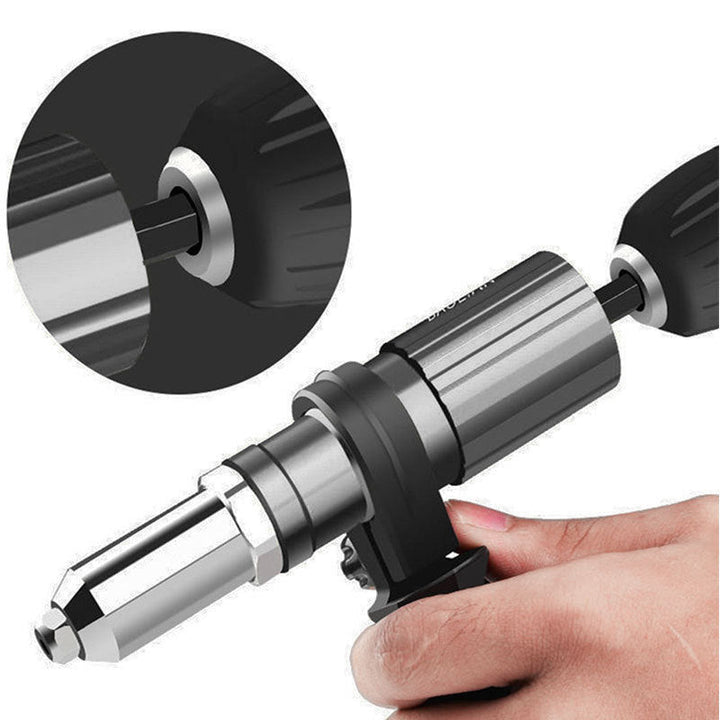 Innovativer Bohrmaschinenaufsatz RivetMaster Pro für Blindnieten; beschleunigt DIY Projekte & Profiarbeiten.