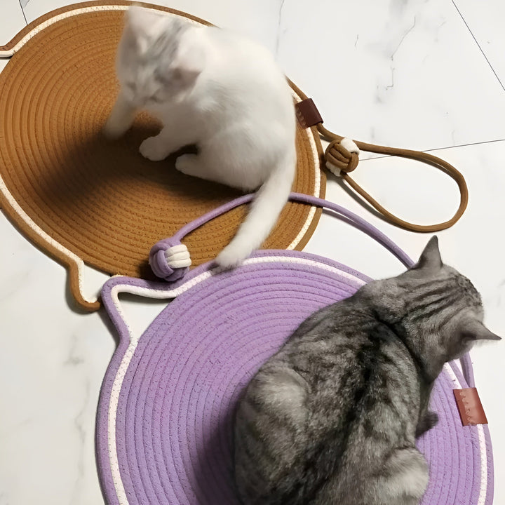Strukturierte Baumwollseil-Kratzmatte als wirksamer Möbelschutz und attraktives Katzenspielzeug.