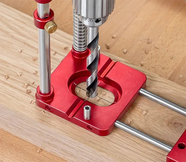 Kompakte Bohrhilfe und Bohrlehre für exakte Vertikal- und Horizontalbohrungen im 90°-Winkel.