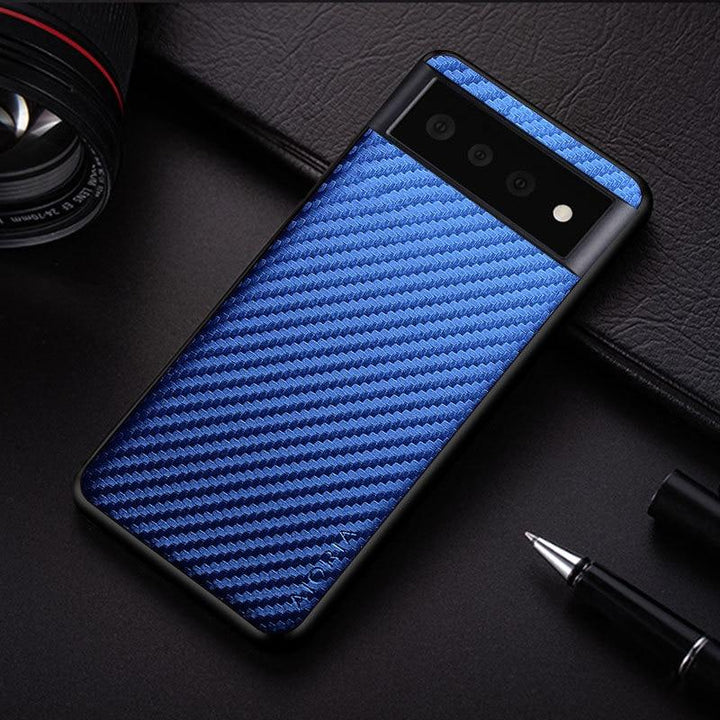 Detailansicht der schwarzen, robusten Carbon Pixel Schutzhülle. Optimaler Schutz vor Stößen und Kratzern.
