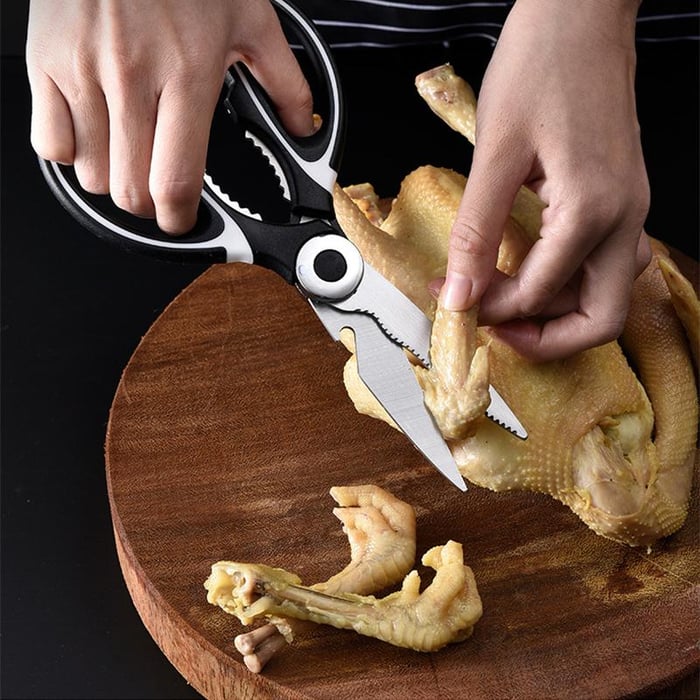 Robuste Küchenschere aus rostfreiem Edelstahl mit scharfen Klingen, integriertem Nussknacker und Flaschenöffner.