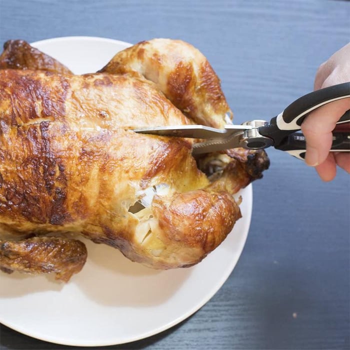 Universalschere für die Küche: zerlegt Geflügel, öffnet Flaschen und knackt Nüsse mühelos. Robust und rostfrei.