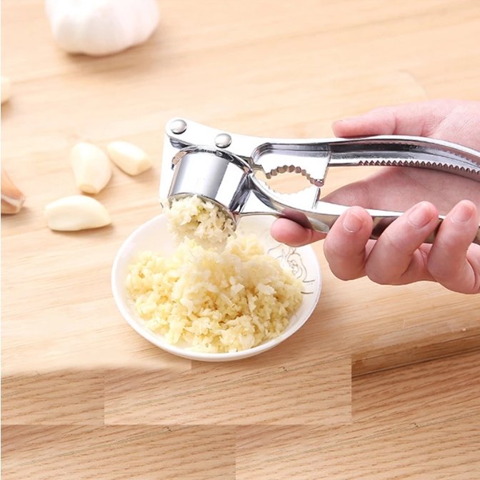 Robuste Edelstahl Knoblauchpresse, ergonomisch, rostfrei, für müheloses Zerkleinern von Knoblauch, einfache Reinigung.