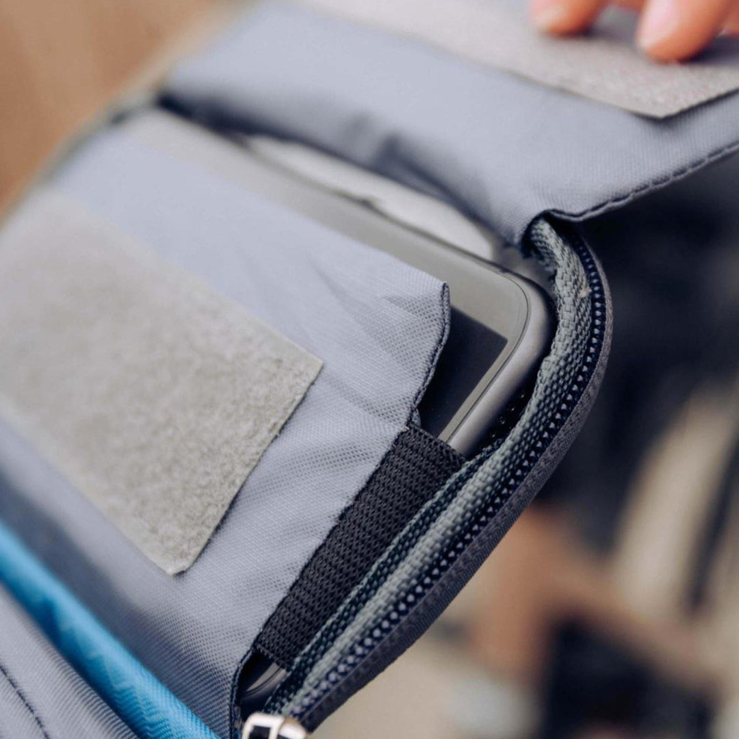 Lenkertasche für Fahrräder, zeigt ein Smartphone durch ihr klares Touchscreen-kompatibles Fenster.