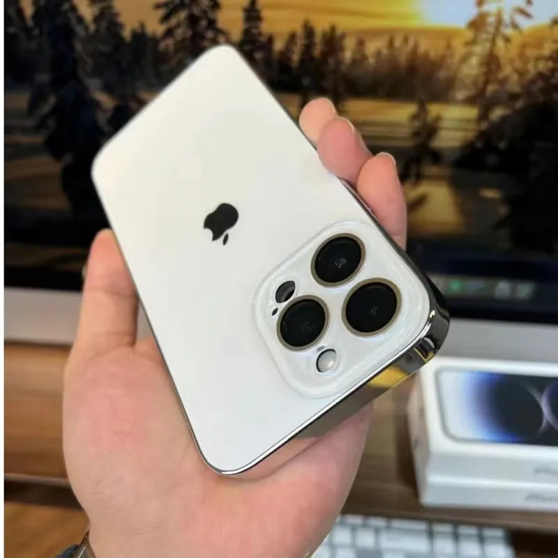 iPhone X/XI Schutzhülle mit mattem Acrylschutz, galvanisiertem Design in Schwarz, Weiß & Blau.