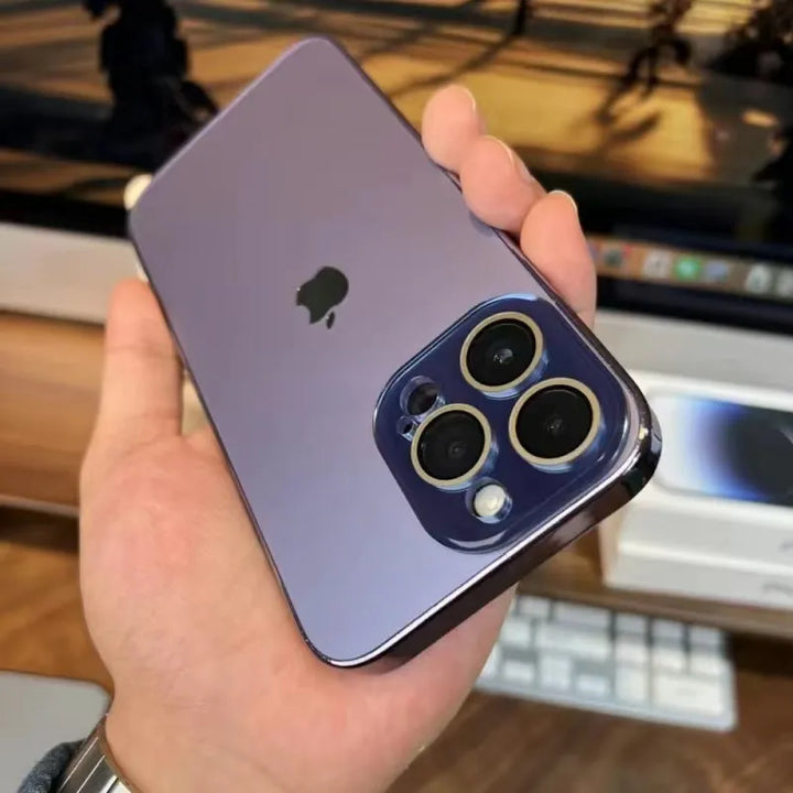Militärstandard iPhone Schutzhülle in Schwarz, Blau, Lila mit mattem Acryl & Kameraschutz.