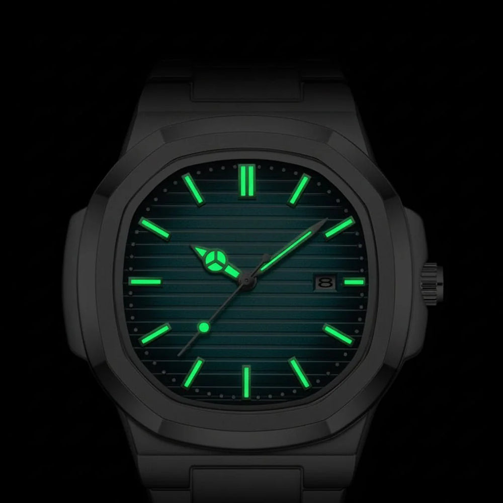 Detailansicht der quadratischen Herren Militär-Digitaluhr. Robustes Design, wasserdicht für Sport.