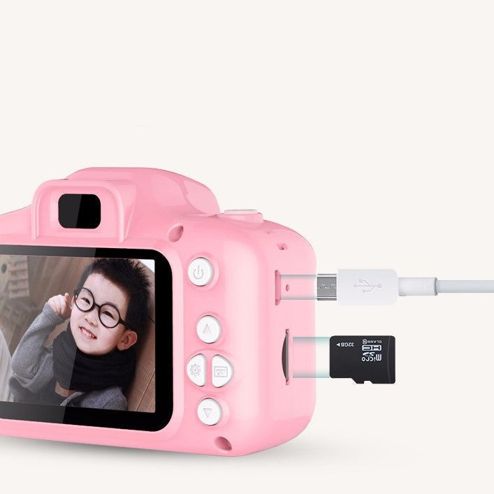 Kind fotografiert mit robuster Digitalkamera, nutzt farbige Kreativfilter für einzigartige Bilder.