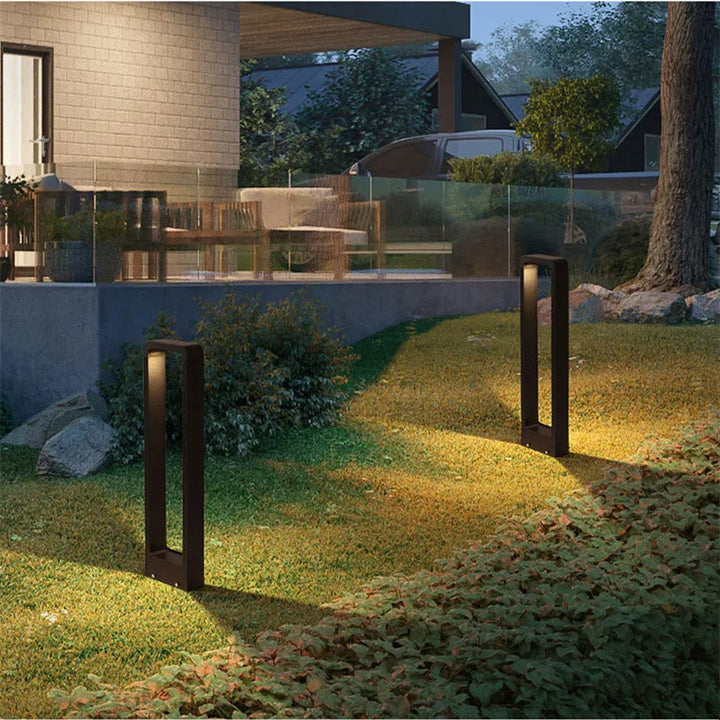 Moderne graue LED-Bodenleuchte als stilvolle Dekoration und effektives Gartenlicht für draußen.