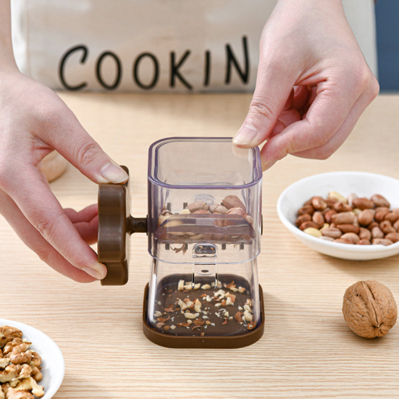 Manuelle Nussmühle mit Handkurbel zum Zerkleinern von Nüssen, ideal für Küche und Backzubehör.