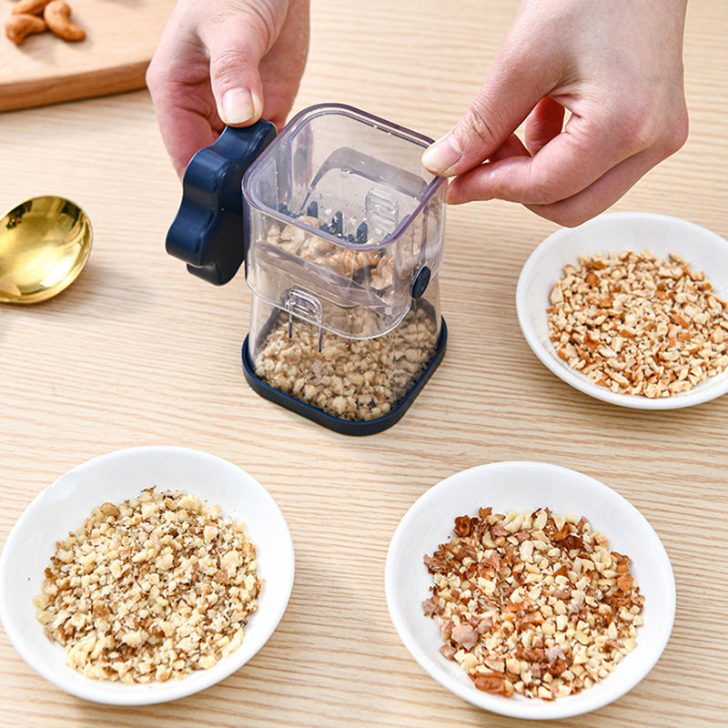 Für frische Zutaten: Manuelle Nussmühle mit Kurbel für aromatische Nüsse in Ihrer Küche.