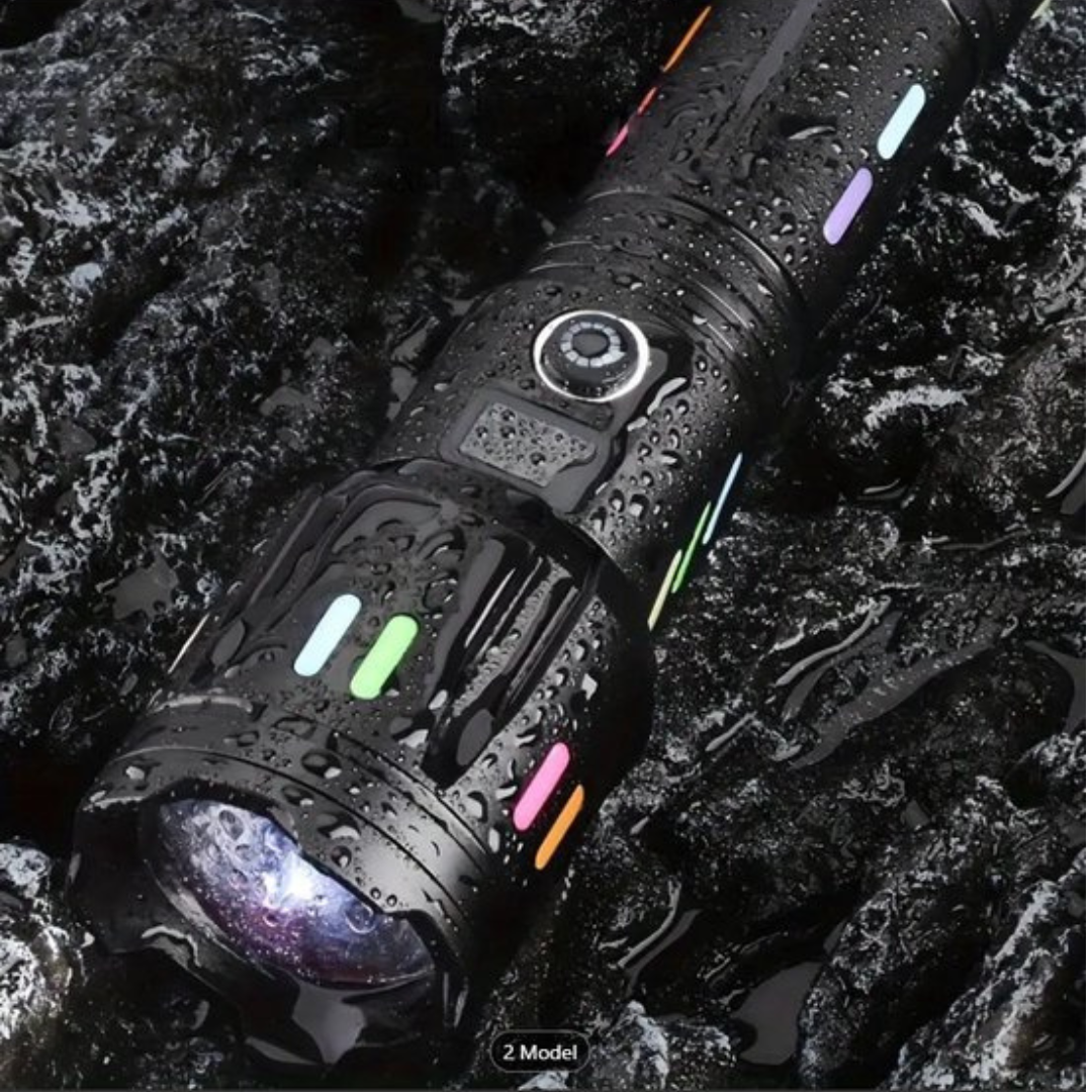 Ergonomische, robuste LED-Taschenlampe in der Hand, ideal für Outdoor, Camping & Survival-Ausrüstung.