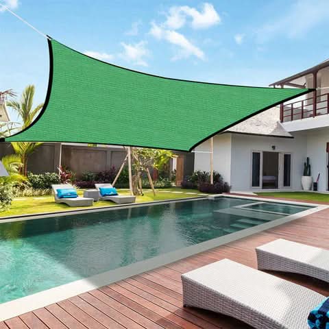 Wetterfestes Sonnensegel für Balkon und Camping, bietet optimalen UV-Schutz & Schatten.